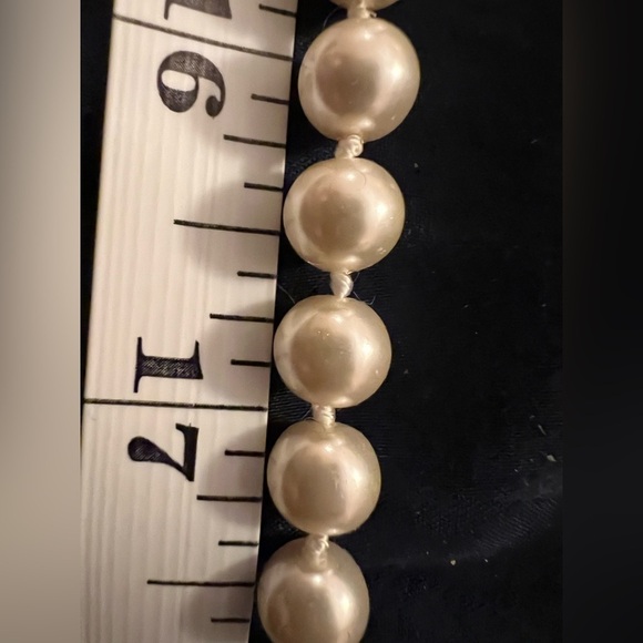 Pearls (faux), 24”, individually knotted - Picture 6 of 11